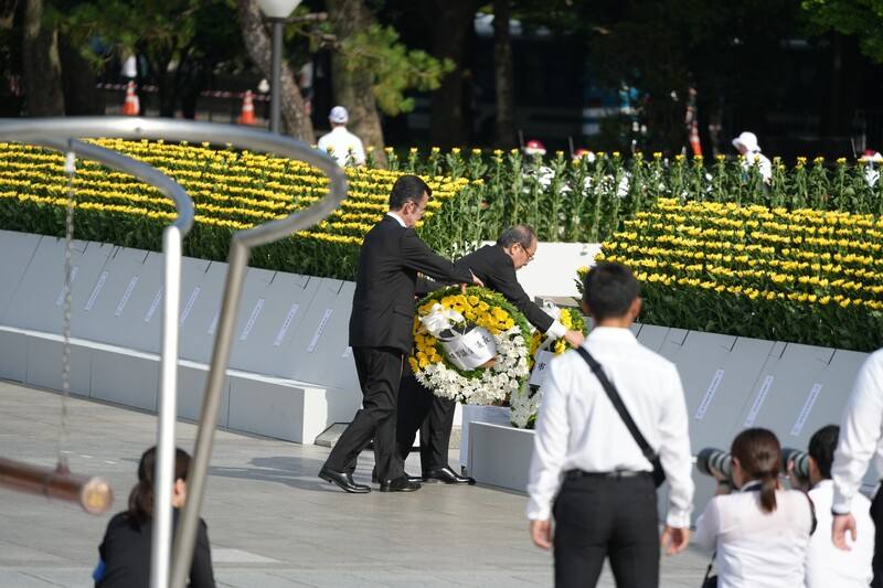 2025年8月6日是「原爆日」80週年紀念日。廣島市長松井一實和廣島市議長八條範彥6日在慰靈碑前獻花。