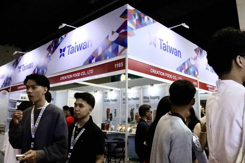 為期4天的2025年菲律賓國際食品展（WOFEX）6日在馬尼拉登場，台灣館有不少品牌進駐。