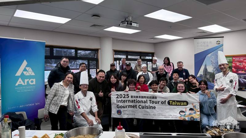 Ara廚藝系師生與臺灣華興、臺商協會，世華社團代表合影，共同見證臺紐文化交流的重要時刻