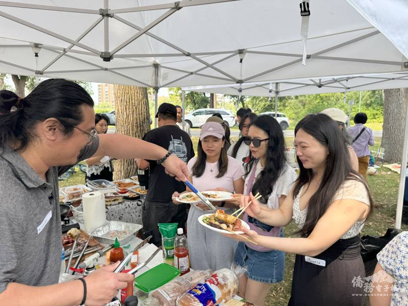 鄉親們享受臺式燒烤