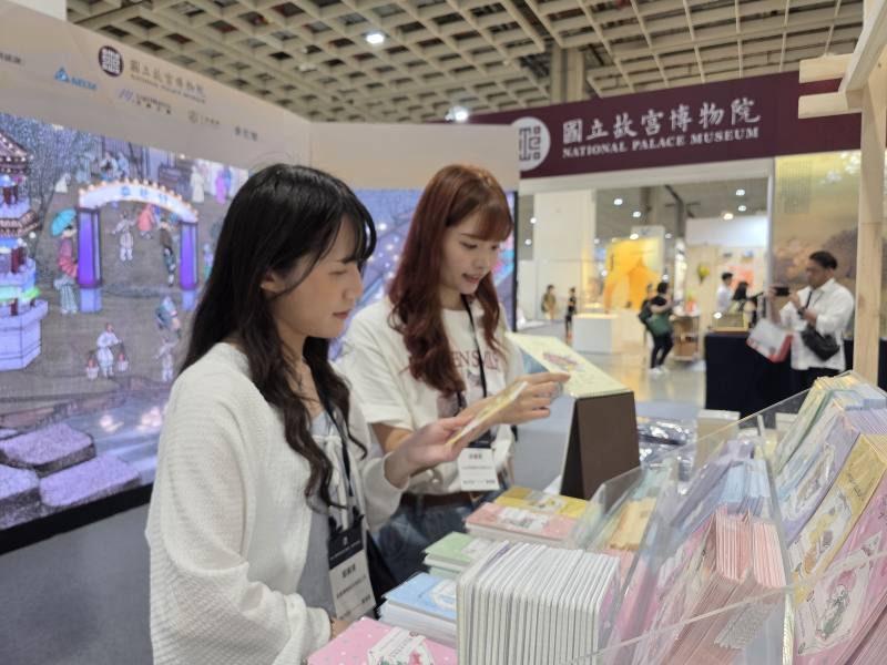 三麗鷗x故宮夢幻聯名商品粉嫩可愛，十分吸睛!