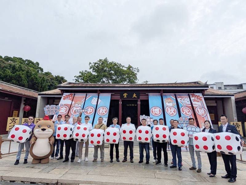 金門縣副縣長李文良（右9）6日出席金門中秋博狀元餅宣傳記者會，他表示，9日「跑動金門」活動將有第1場博餅快閃，為即將開始的系列活動熱身。