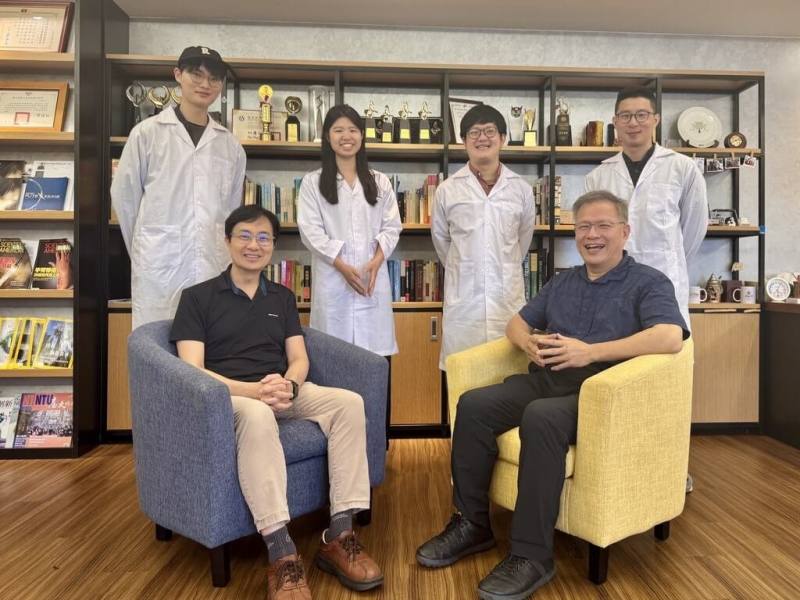 清華大學腦科學研究中心主任江安世（前右）與系神所教授羅中泉（前左）帶領團隊發現，果蠅腦神經「既有隨機也有固定」混合特性的連結運算機制，研究成果為腦科學與AI人工智慧交叉應用開啟新方向。（清大提供）