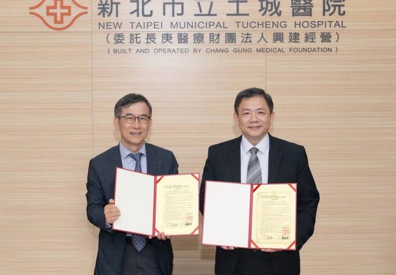 新北市立土城醫院院長賴旗俊（左）6日與元培醫事科技大學校長王綮慷（右）簽署MOU，攜手打造臨床醫療與教學深度交流對話。（新北市立土城醫院提供）