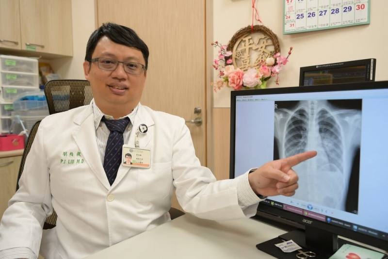 台中一名12歲女童日前咳嗽不斷，經檢查確認為罕見疾病「先天性肺氣道畸形」。亞洲大學附屬醫院胸腔外科主治醫師劉柏毅（圖）說明，這類肺部結構異常大多在懷孕中期就能透過例行檢查發現，但也有部分病灶體積較小、症狀不明顯，直到孩童長大後才被意外發現。（亞大醫院提供）