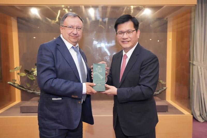 外交部長林佳龍致贈烏克蘭國會議員克尼茨基（Mykola Kniazhytskyi，左一）禮品。