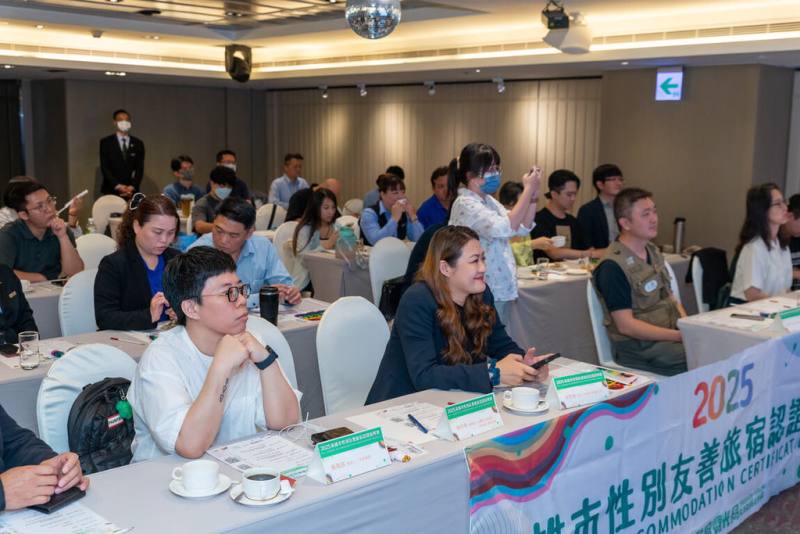 高雄市觀光局鼓勵「性別友善旅宿」設立裝置藝術及空間改造，日前舉辦「獎助旅宿業者打造性別友善裝置藝術及空間改造辦法」說明會，局長高閔琳（前左2）出席與會。（高雄市觀光局提供）