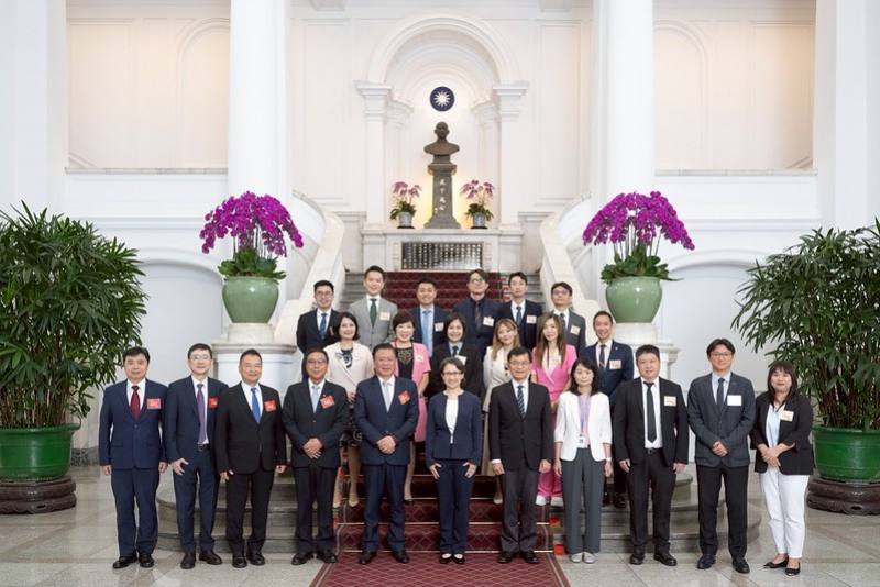 副總統與訪賓一行合影