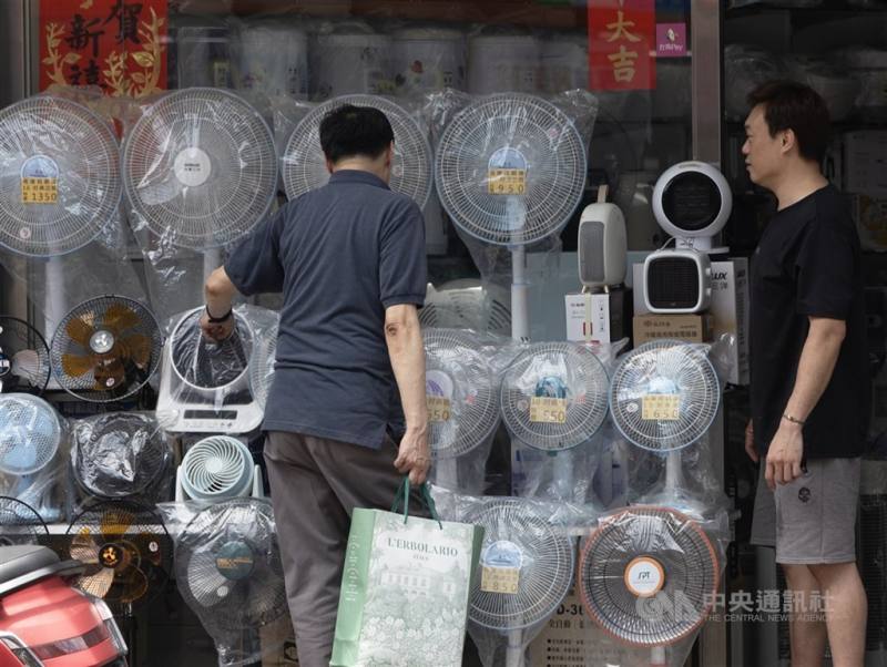 圖為民眾採買電風扇等家電。 （中央社檔案照片）