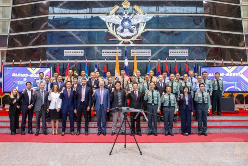 國防部與美國Anduril公司雙方代表合影。（軍聞社記者王進福攝）