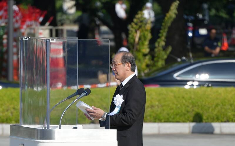 日本廣島市6日舉行原爆80週年和平紀念儀式，市長松井一實（圖）在和平宣言中，重申原爆倖存者「永不放棄」廢除核武的信念。