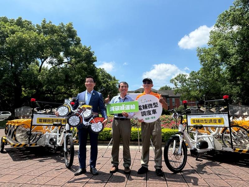 台北市交通局長謝銘鴻（中）6日宣布在台灣大學試辦電輔微型調度車，盼解決校內YouBike站點如潮汐般週期性無車可借、無柱可還問題。