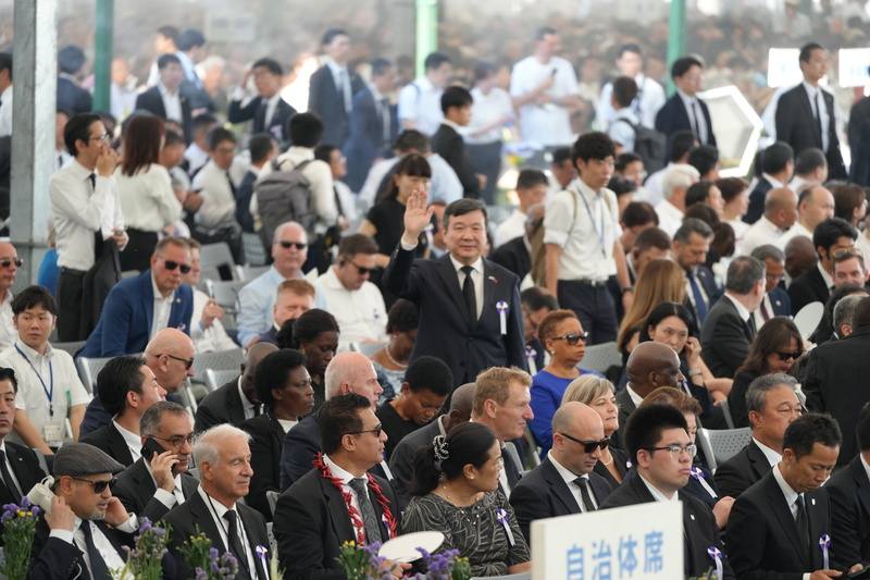 2025年8月6日是「原爆日」80週年紀念日。駐日代表李逸洋（中，站立揮手者）6日代表台灣首度出席廣島市和平紀念儀式。