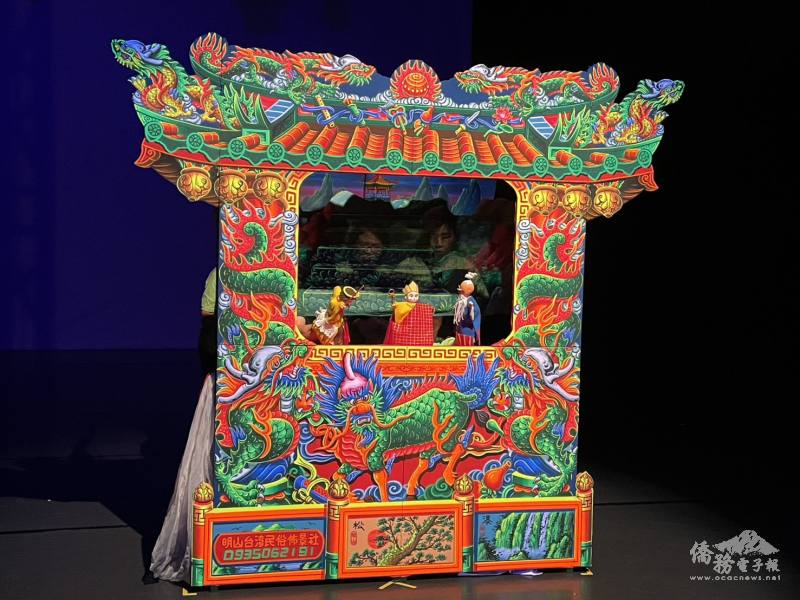 學員藉西遊記角色創作劇本並展現布袋戲的戲偶操控及表演技巧！