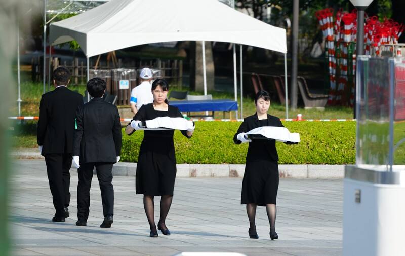 原爆80週年，日本廣島市6日在和平紀念公園舉行和平紀念儀式。原爆罹難者名單，包括去年新增的4940位逝者，共計34萬9246人，和平紀念儀式上將這些名簿安奉於原爆死歿者慰靈碑前。