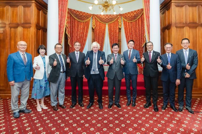 外交部長林佳龍（左一）在台北賓館歡迎英國前首相強生（Boris Johnson）。