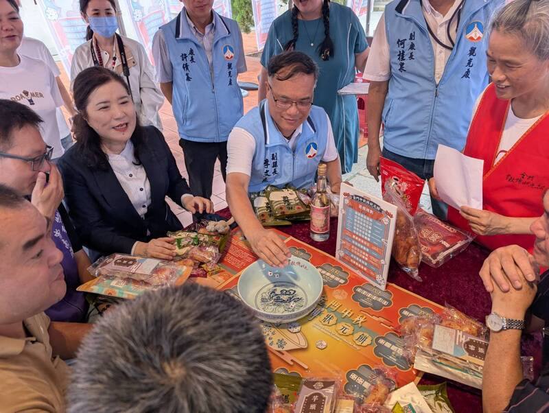 金門中秋博狀元餅活動宣傳記者會6日舉行，金門縣副縣長李文良（中）出席並與到場來賓共同體驗博餅。