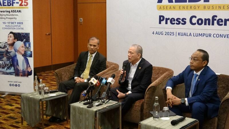 馬來西亞副首相兼能源及水務轉型部長拿督斯理法迪拉（Fadillah，中）提及，10月的東協能源部長會議（AMEM），各國將簽署東協電網（APG）增強版諒解備忘錄。左為能源及水務轉型部秘書長拿督末再迪（Mad Zaidi），右為東協能源中心（ACE）執行董事拿督拉吉（Razib Dawood）。
