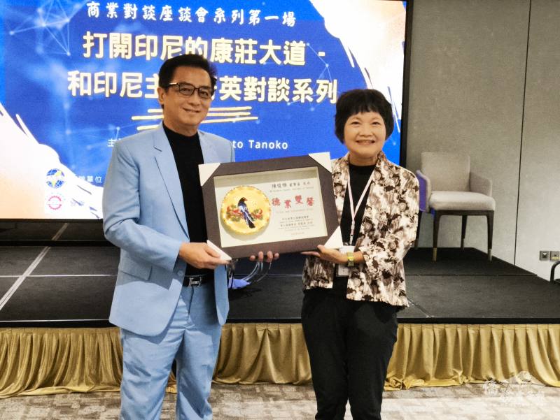 印尼臺商總會總會長黃麗真（右）致頒感謝狀予陳俊傑