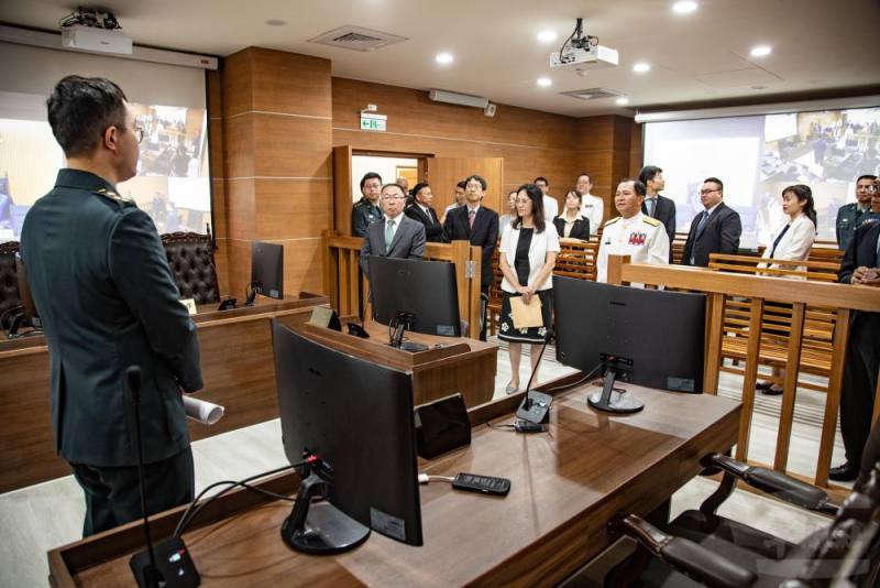 黃常次及與會貴賓參訪勤務法庭。(軍聞社記者王茗生攝）