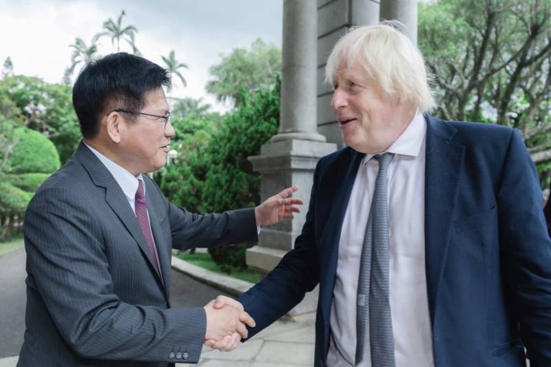 外交部長林佳龍（左一）在台北賓館歡迎英國前首相強生（Boris Johnson）。