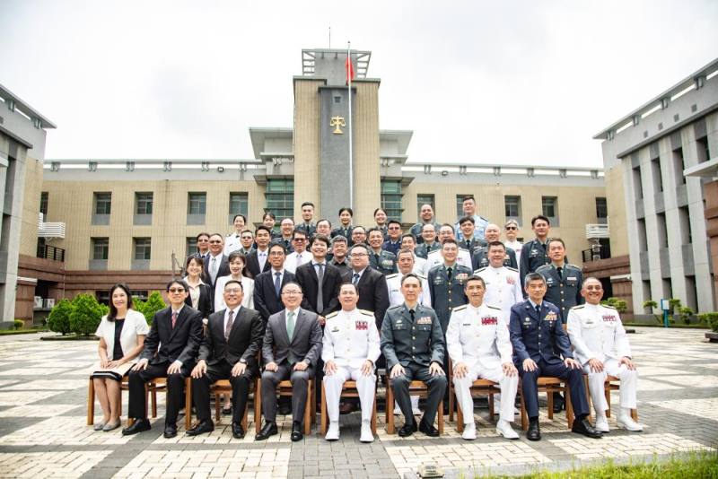 與會嘉賓共同合影。(軍聞社記者王茗生攝）