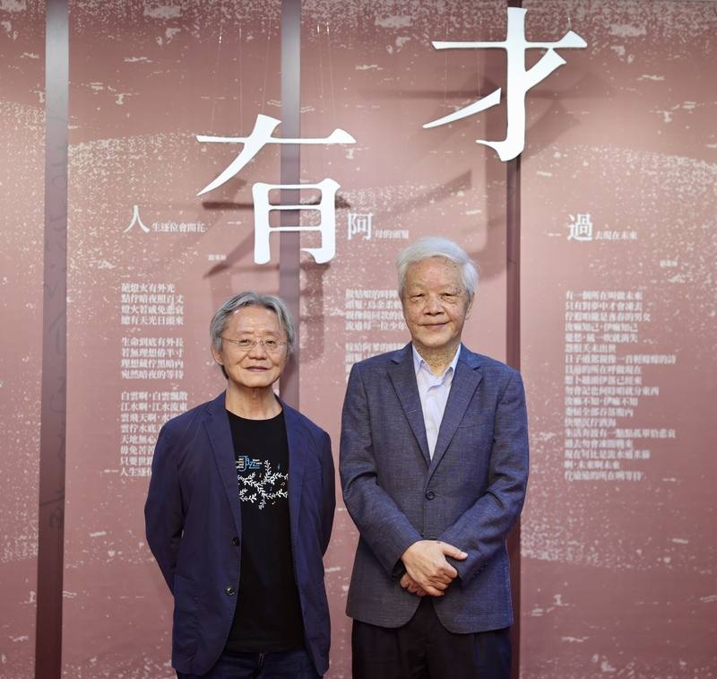 作家向陽（右）與路寒袖（左）「當代文學巨擘音樂會暨特展」將於年8月隆重登場，融合音樂會與詩作視覺藝術，圖為向陽、路寒袖人6日在台北記者會上合影。