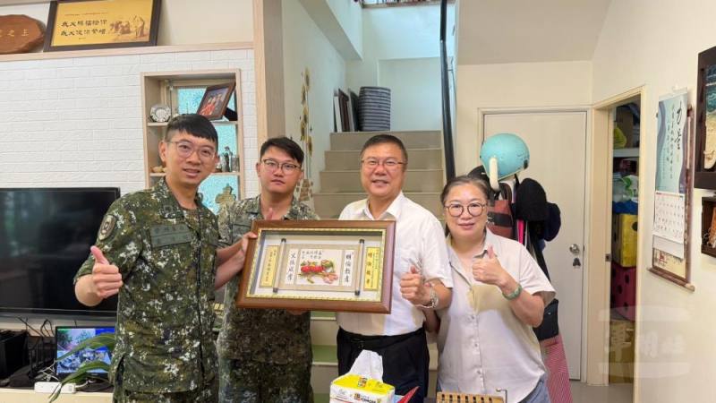 營輔導長黃少校頒贈匾額致賀。（陸軍第101旅提供）