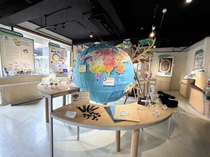 特展匯聚了臺灣各界在塑膠循環領域的努力，呈現從源頭設計到再利用的完整循環鏈，涵蓋全球塑膠公約四大重點面向的具體成果。展覽期間為114年8月1日至9月13日，共有四大特色展區。