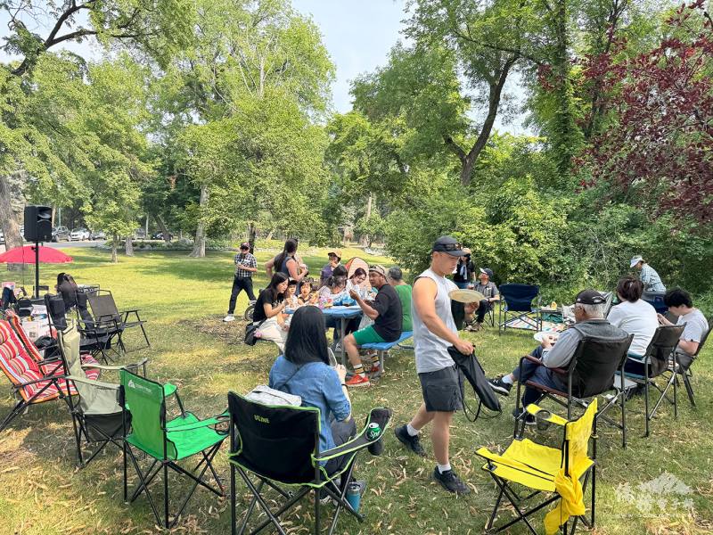 鄉親們一起聊天認識新朋友，同時享受燒烤美食