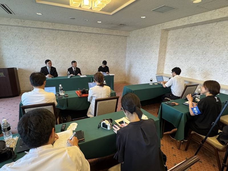 駐日代表李逸洋（後排中）6日出席原爆80週年和平紀念儀式後召開記者會表示，他代表台灣首度出席和平紀念儀式，意義重大。80年前廣島被投下原子彈時，也有台灣人因工作或留學在廣島因而受難，出席儀式希望祈願罹難者冥福，並表達祈求世界和平的決心。