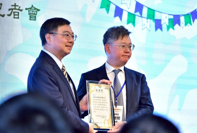 卓院長逐一頒發感謝狀予21名企業代表