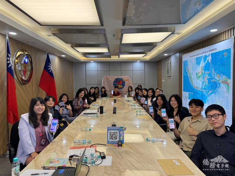 學生完成申辦i僑卡並拿到僑委會準備的小禮物手機架