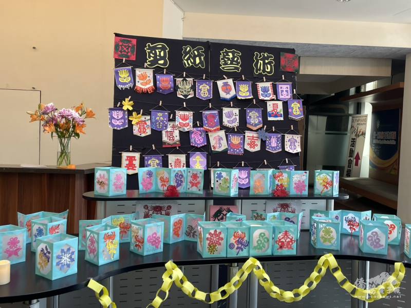 豐富的書籤及窗花等剪紙藝術作品絢目燦爛、美不勝收！