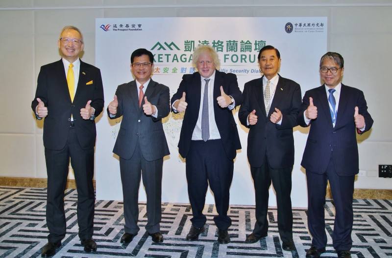 英國前首相強生（Boris Johnson，中）、外交部長林佳龍（左二）、遠景基金會董事長陳唐山（右二）、外交部政務次長吳志中（左一）、遠景基金會執行長賴怡忠（右一）合影。