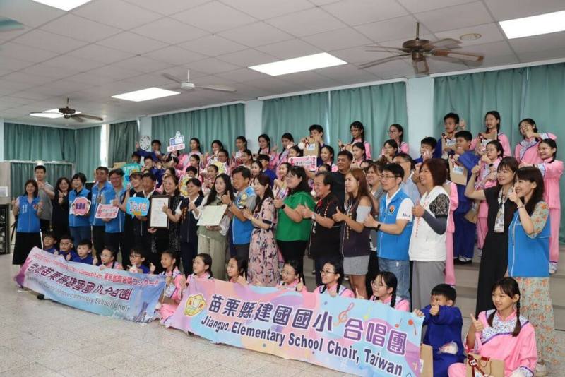 苗栗縣頭份市建國國小合唱團參加2025東京國際合唱比賽，以客家、閩南語歌謠勇奪兒少組金賞獎，5日獲頭份市公所、苗栗縣政府表揚，頒發獎勵金。（苗栗縣政府提供）