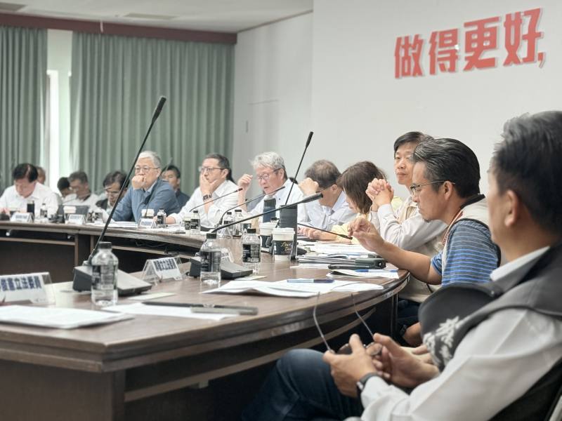 前進指揮所表示，中央交通部、經濟部、內政部、農業部、台水公司及臺南市政府工程單位分頭進駐17個行政區進行災屋修繕作業