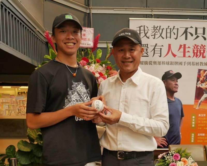 奧運棒球隊銀牌國手張耀騰（右）近日發表新書「我教的不只是棒球，還有人生競爭力」，分享20年執教生涯，指導過超過500名球員的心得。（張耀騰提供）