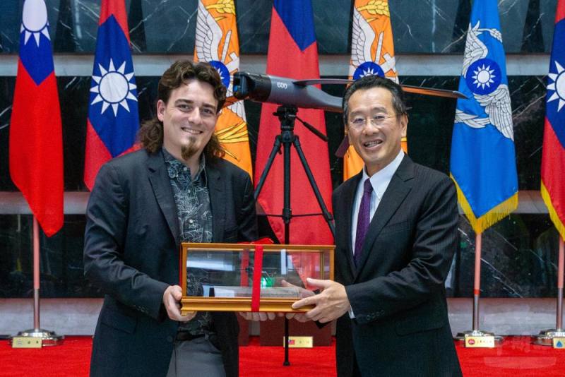 美國Anduril公司創辦人Palmer Luckey致贈國防部長顧立雄無人機模型。（軍聞社記者王進福攝）