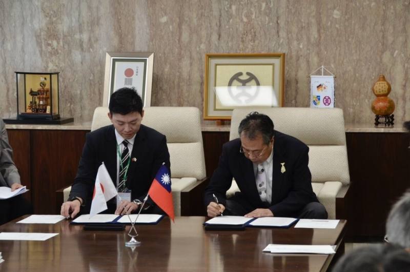 高雄市教育局長吳立森（左）率團出訪日本東京都八王子市，除展現台灣藝陣文化外，也與八王子市政府教育委員會簽署教育合作備忘錄。（高雄市教育局提供）