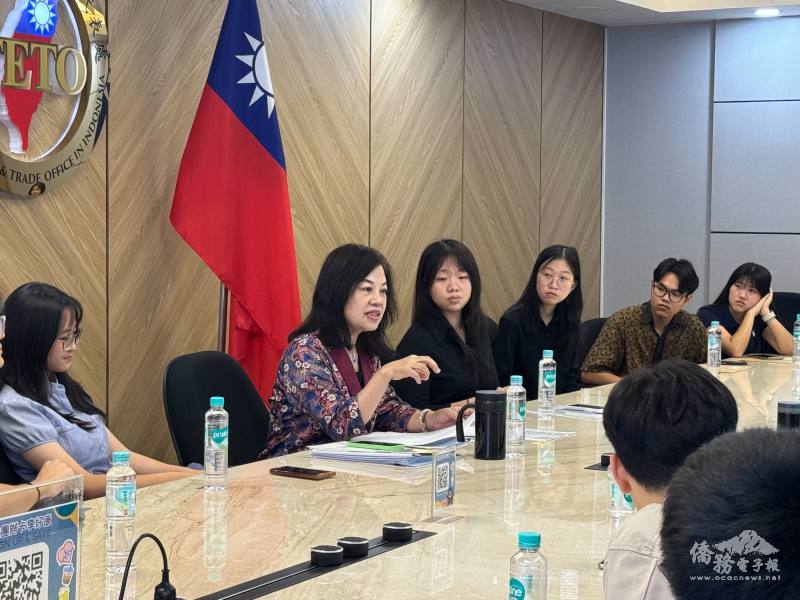 駐印尼代表處僑務組組長李叔玲勉勵學員認真向學以爭取續領獎學金為目標，多結交本地朋友建立人脈