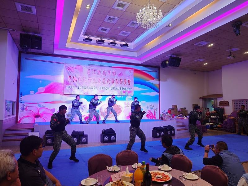 馬祖防衛指揮部113年成立「雲台戰技隊」，由具跆拳道、柔道、拳擊等背景的官兵組成，多數是各單位的體幹班師資。平時除部隊勤務，還得額外接受密集的系統化訓練，包括體能、反應、協調性等。圖為戰技隊於114年南竿鄉母親節慶祝餐會上操演情形。