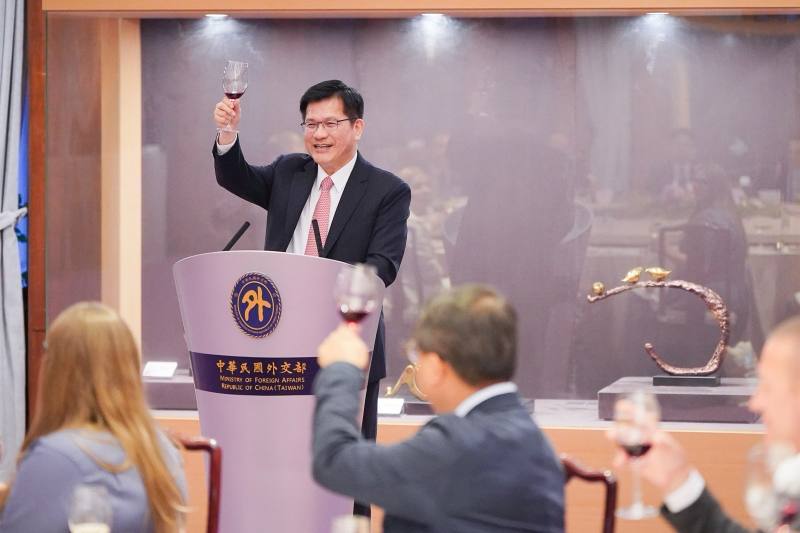 外交部長林佳龍向烏克蘭跨黨派國會議員訪問團舉杯致意。