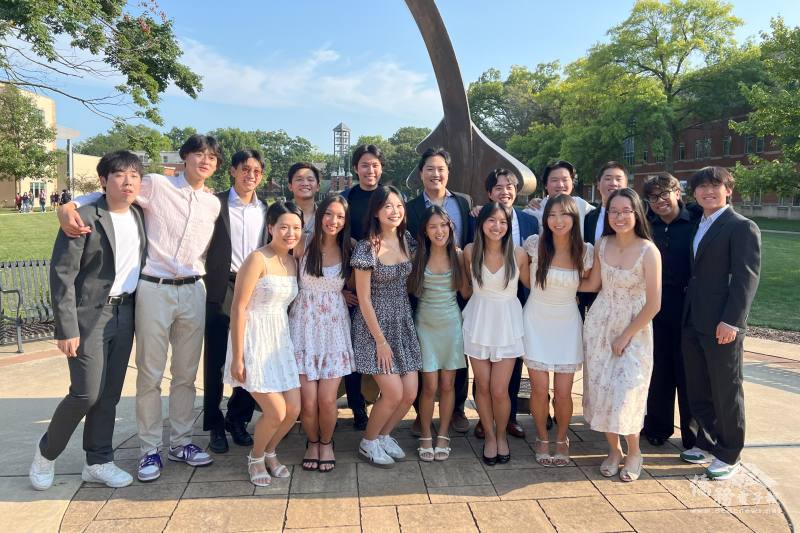 部分輔導員在校園合影