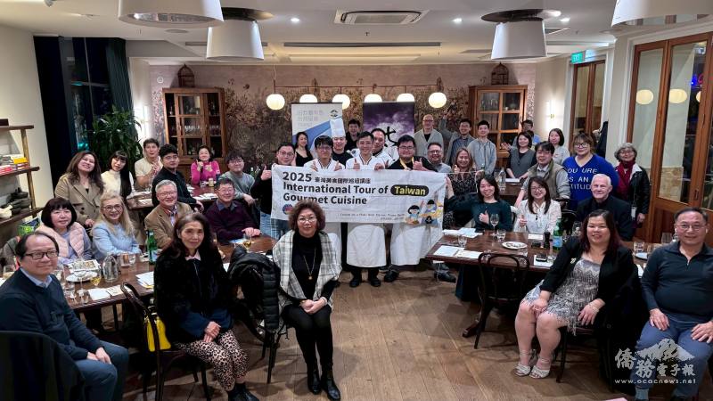 「主廚餐桌」與會嘉賓與王明煌講師、汪楚琦助廚開心合影，感謝兩位總舖師為大家帶來難忘的臺灣味旅程