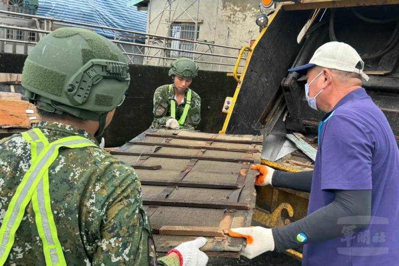 國軍第五作戰區持續依地方政府需求，支援災後復原工作。（第五作戰區提供）