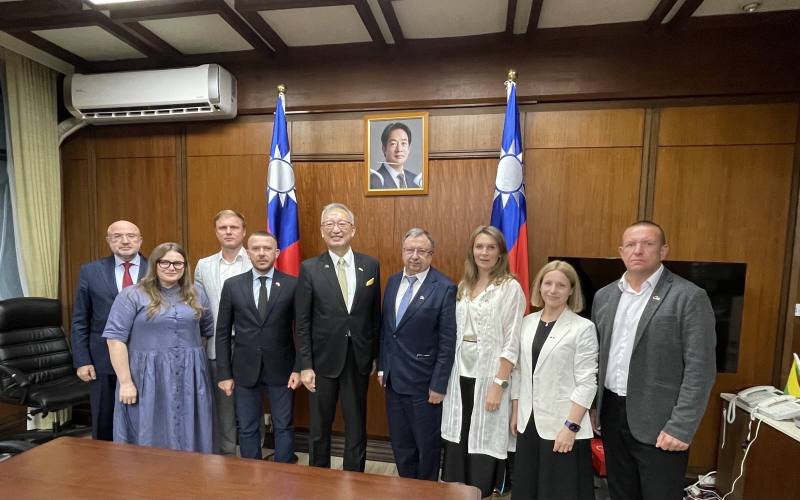 外交部政務次長吳志中與烏克蘭跨黨派國會議員團合影。