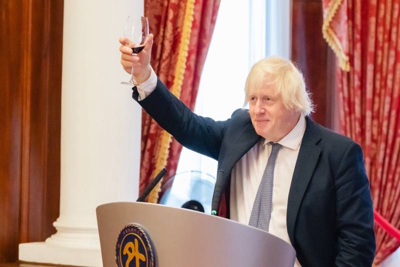 英國前首相強生（Boris Johnson）舉杯祝賀台灣成功。
