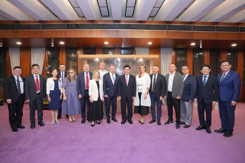 外交部長林佳龍（右七）與烏克蘭跨黨派國會議員訪問團成員及與宴貴賓合照。