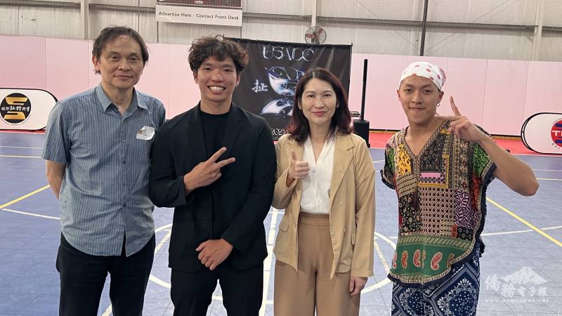 紐約文教中心主任王怡如(右2)指出，透過鈴繩，串起彼此的友誼。左起為戴松昌、羅英九、王怡如、唐靖淵